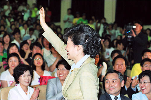 박근혜 한나라당 대표가 3일 경북대 강연회에 참석해서 청중들의 박수에 손을 들어 답례하고 있다. 